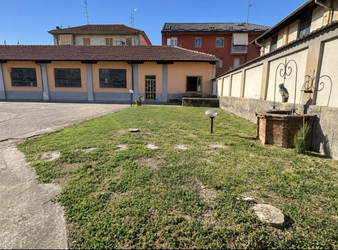 In vendita – Capannone di circa 300 m² con uffici e area esterna